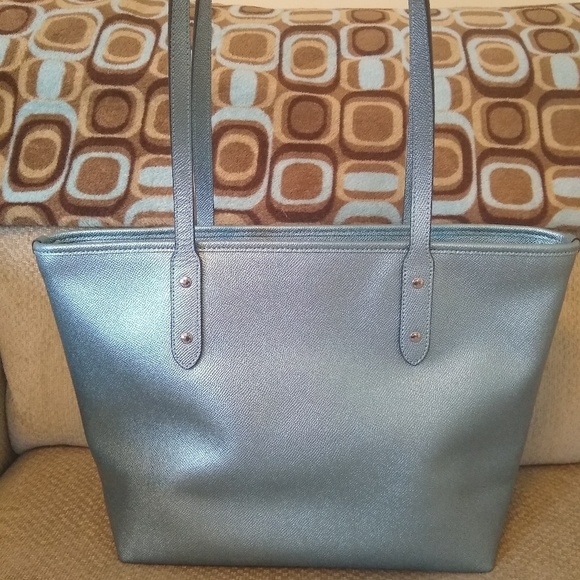 💙LBN Coach Metallic City Zip Tote💙 - Picture 2 of 5